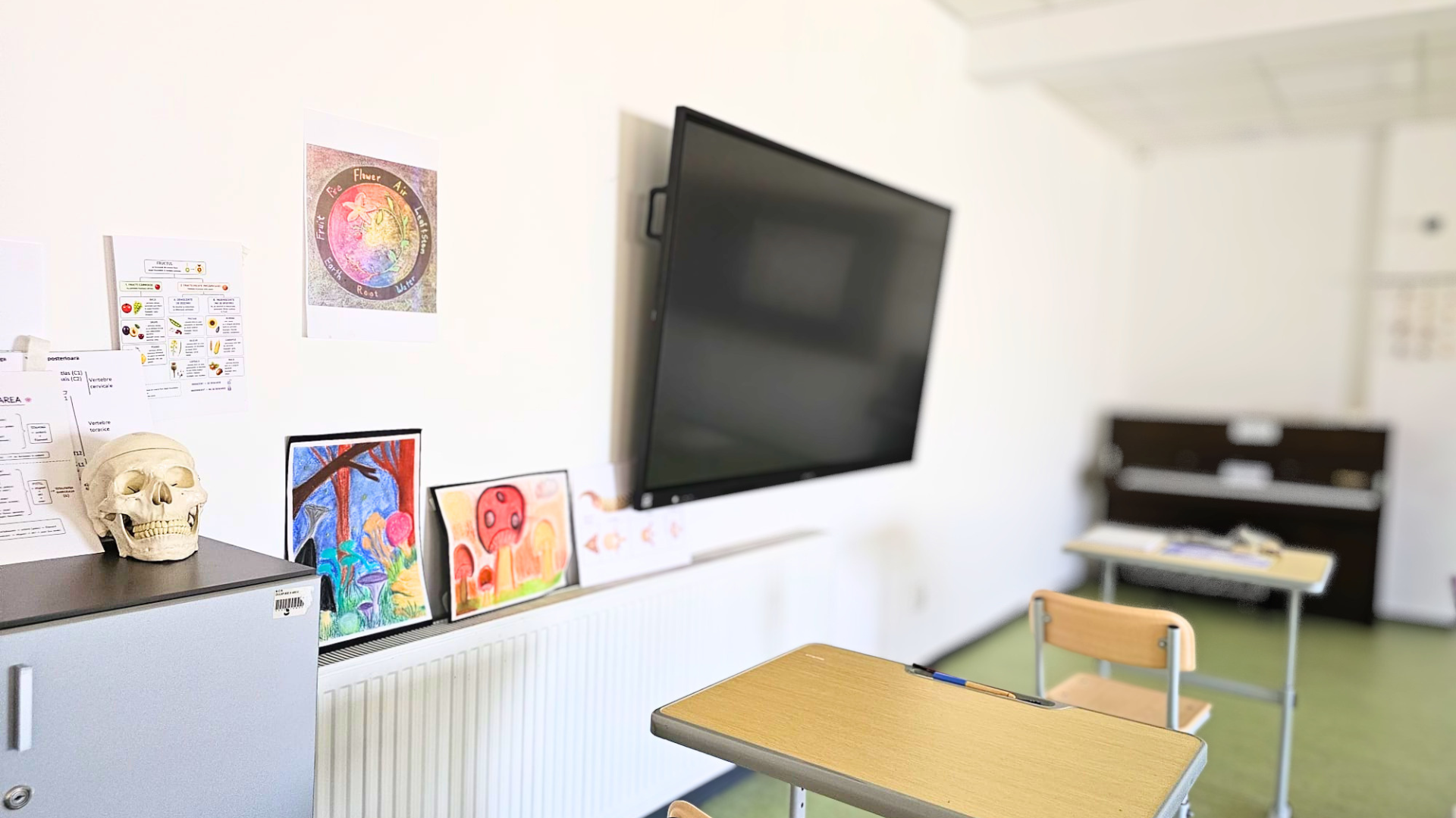 Detaliu din sala de clasă cu materiale și desene ale elevilor